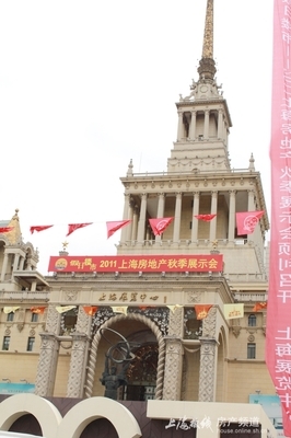 上海熱線房產頻道-- 十一房展:開發(fā)商打價格牌 房價還能再低點